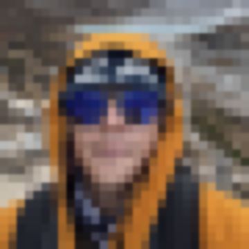 หมูแดงใส่เสื้อสีดำ