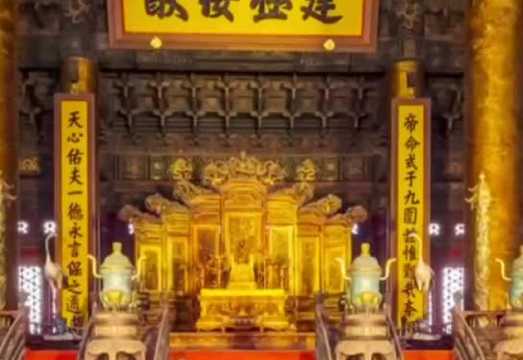 Half-Day Tour of The Palace Museum with Admission Ticket + Optional Guided Tour in English/Russian/Spanish/French/German/Cantonese/Japanese