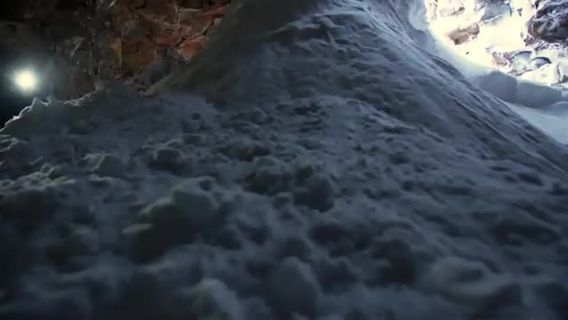 アイスランド・レイファフネ溶岩トンネル日帰りツアー|地底世界の探検