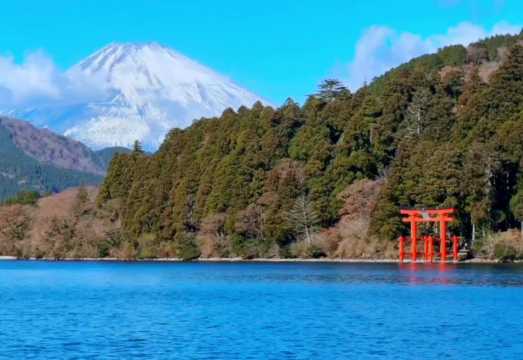 1-day tour to Mount Fuji and Hakone with visits to Lake Yamanaka, Lake Ashinoko, and Owakudani, including a complimentary ride on the Hakone Ropeway