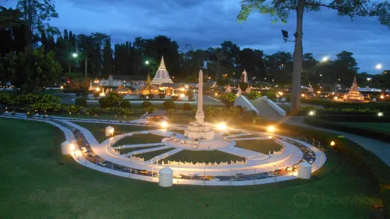 Miniature Thai Royal Barge Performance Center