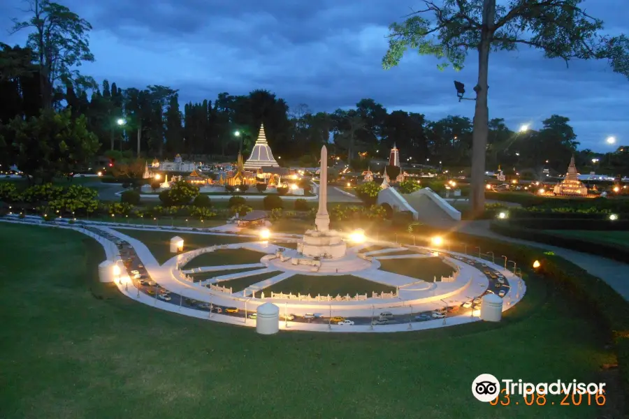 Miniature Thai Royal Barge Performance Center