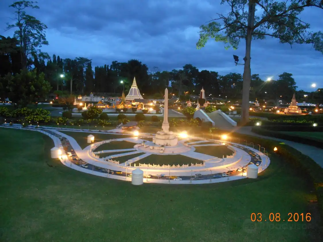 โรงแรมใกล้ศูนย์แสดงเรือพระราชพิธีจำลอง