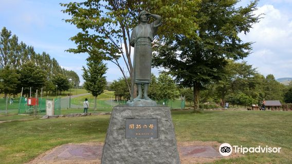 Kaitaku no Haha Statue