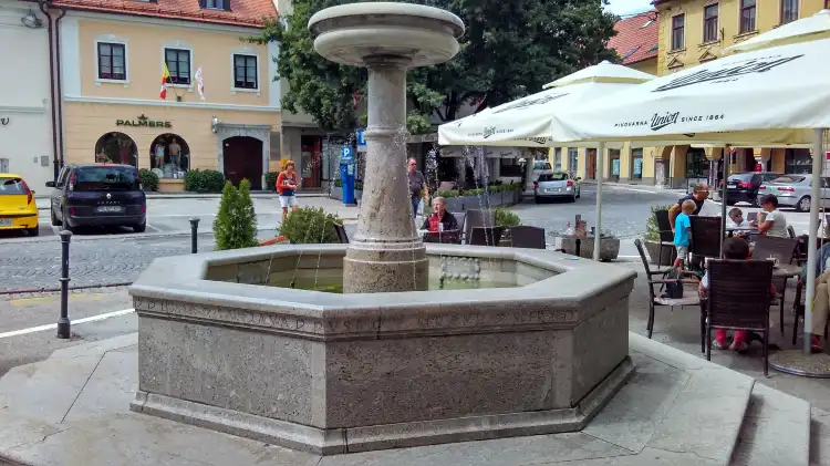 Hotels near Kettejev vodnjak na trgu