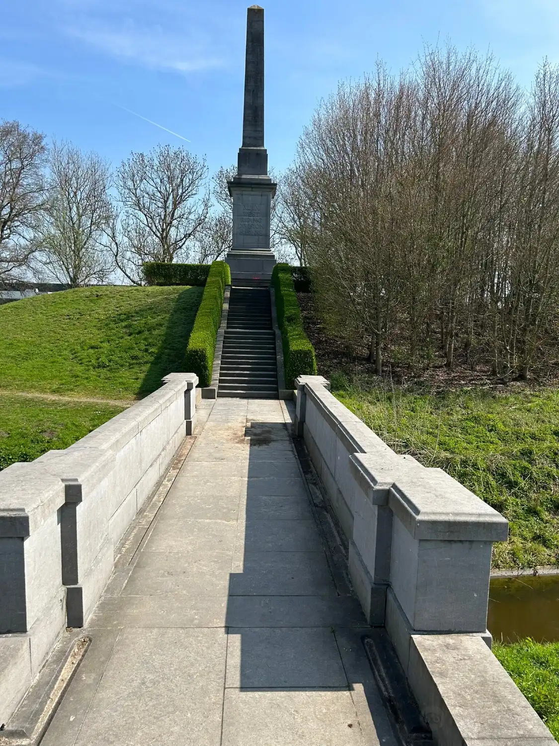 Hotels near John McCrae Site