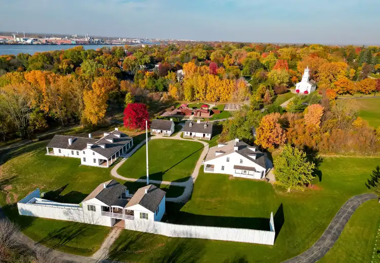 Hotel dekat Heritage Hill State Historical Park
