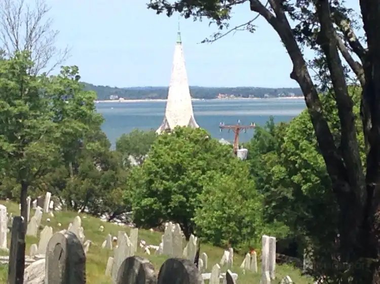 Hotels near Burial Hill