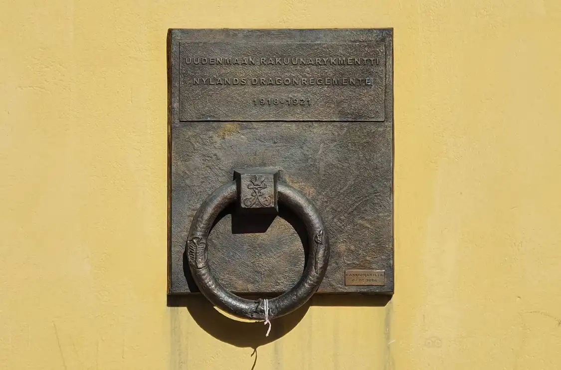 Hotel dekat Rakuuna-reliefi / Commemorative Relief for the Dragoon Regiment