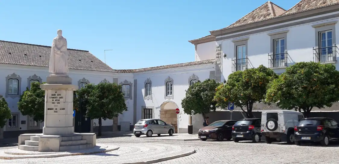 Hotels near Estatua bispo Dom Francisco Gomes de Avela