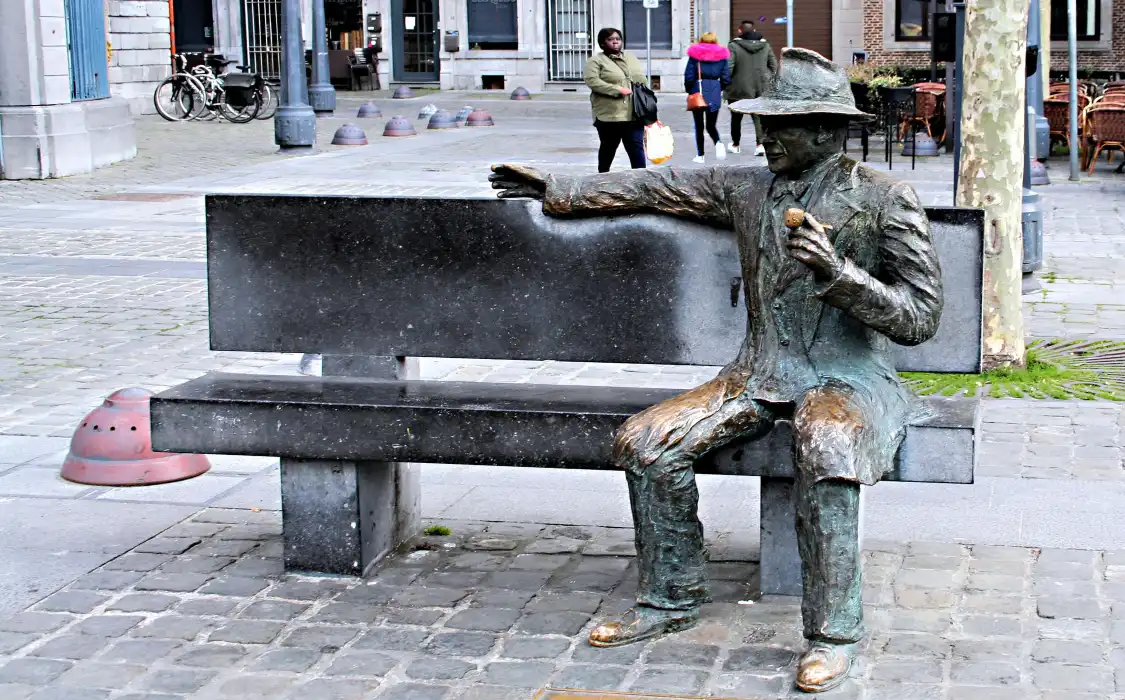 Hotels near Statue de Georges Simenon