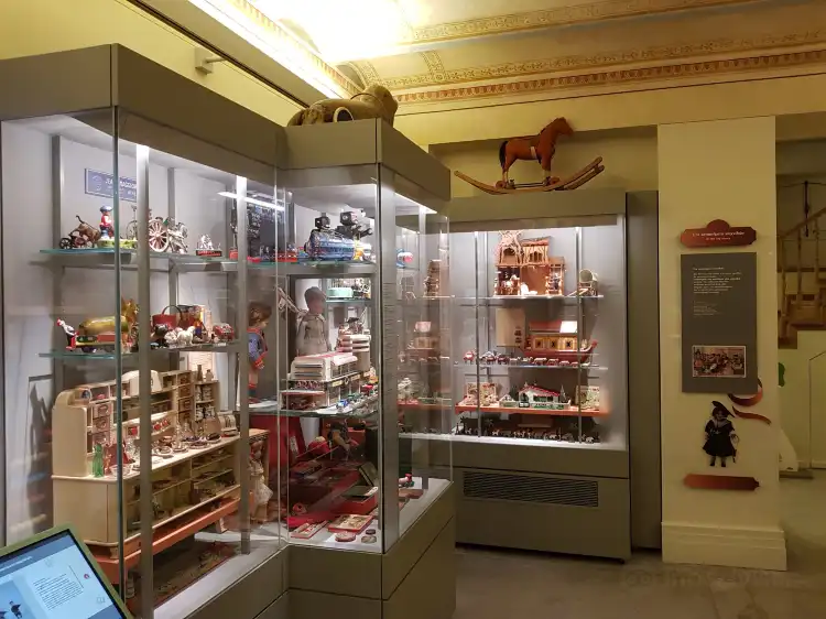 Hotels near Benaki Toy Museum