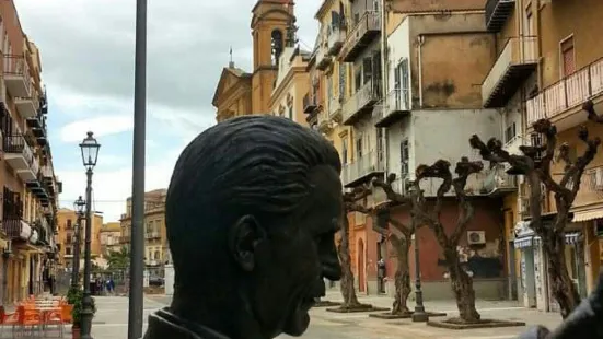 Statua del Commissario Montalbano