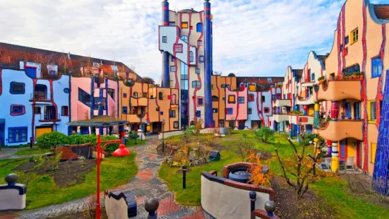 Hundertwasser-Wohnhaus „Wohnen unterm Regenturm“