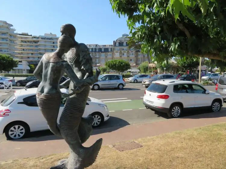 Hotels near Sculpture Couple de Sirenus