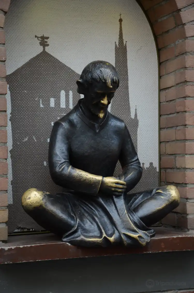 Hotels near Schneider-Wibbel Statue
