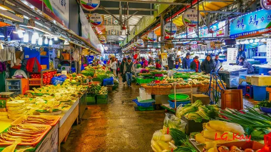 Dongmun Traditional Market