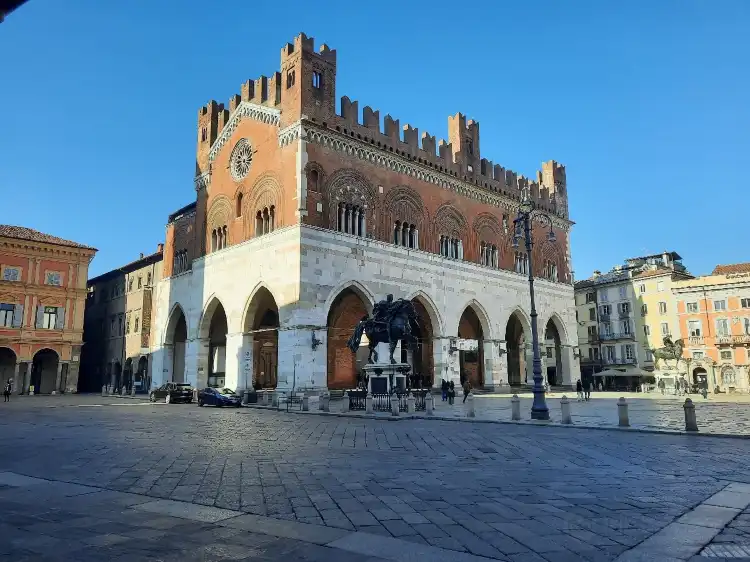 Hotel dekat Palazzo Comunale