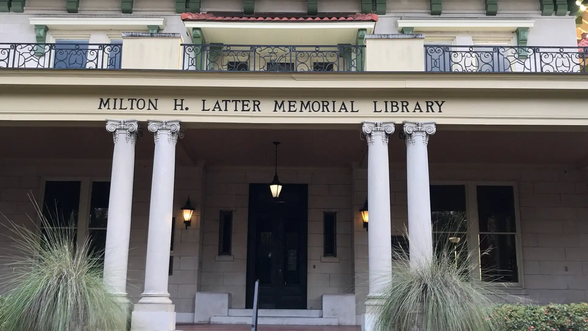 ラッター・ブランチ公共図書館周辺のホテル