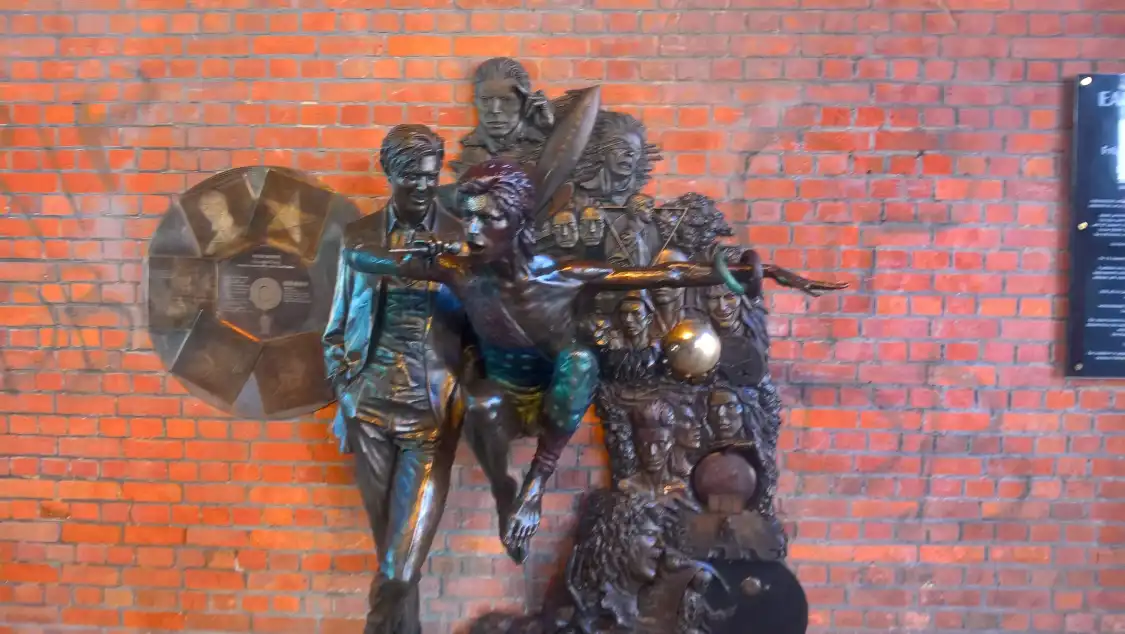 Hotels near David Bowie Statue