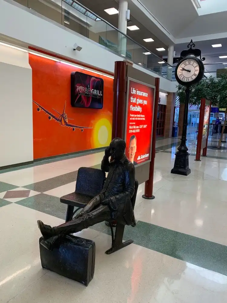 Hotel dekat Adlai E. Stevenson II Memorial Statue