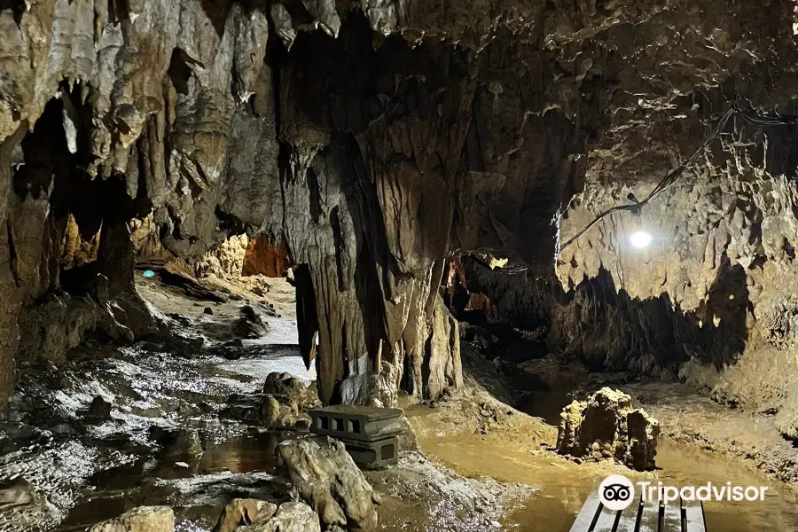 Akasaki Limestone Cave