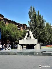 Памятник Александру Таманяну