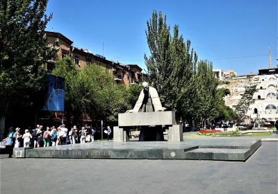 Alexander Tamanyan Statue