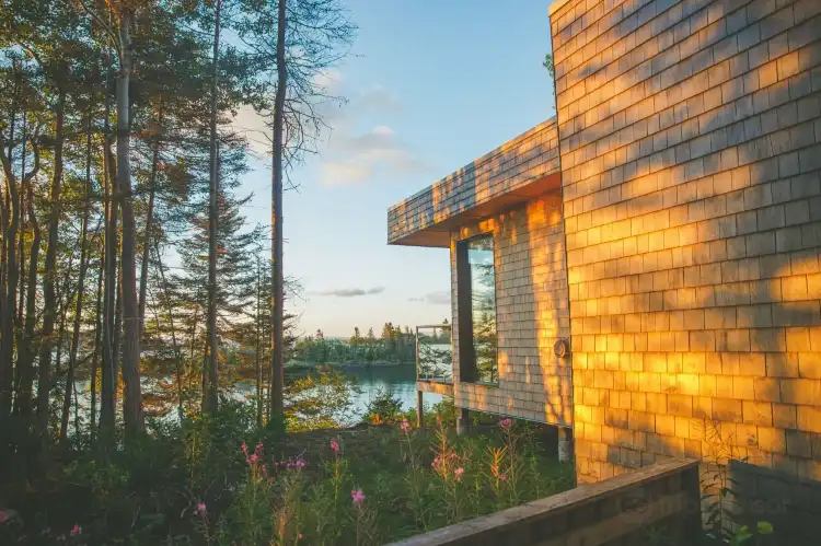 Hotels near Ile aux Lievres