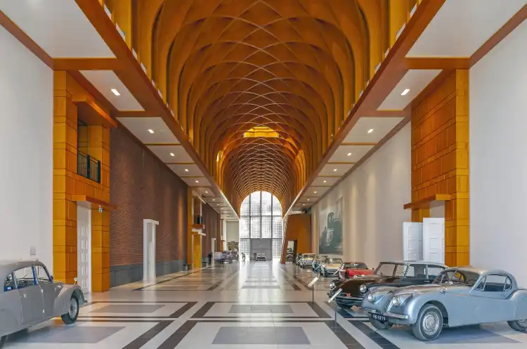 Hotel dekat Louwman Museum