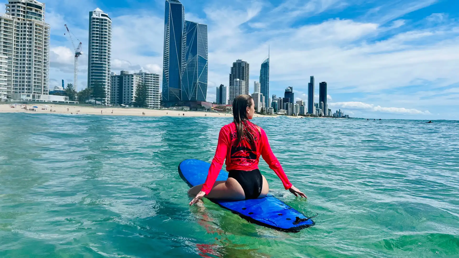 Broadbeach Surf School周辺のホテル