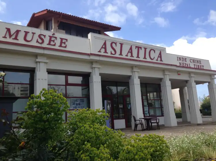 Hotels near Musée Asiatica