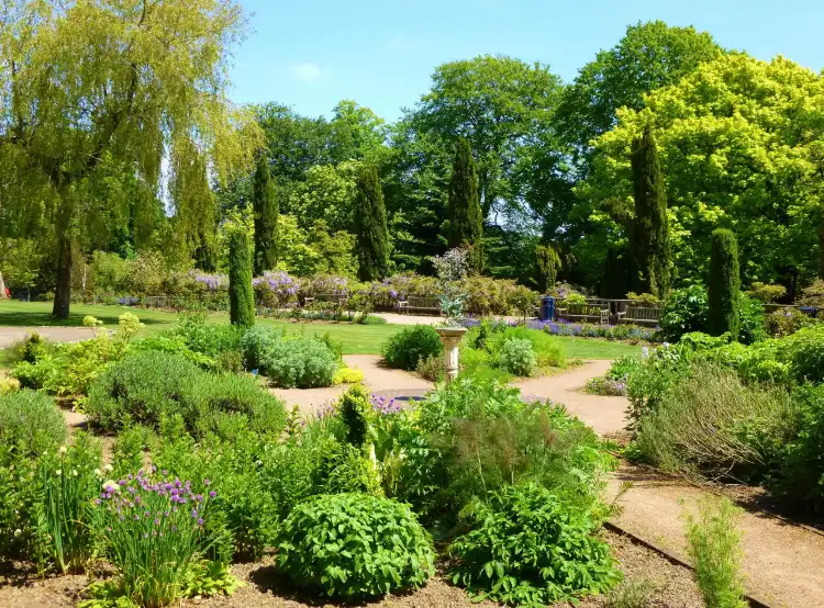 Hotels near Victoria Park