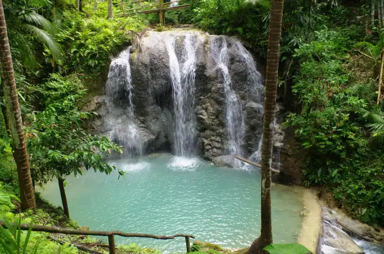Hotels near Lugnason Falls