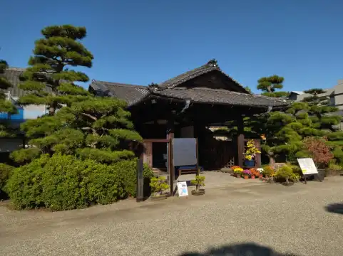 鄰近披雲閣的酒店