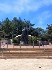Памятник первому президенту Кипра Архиепископу Макарию