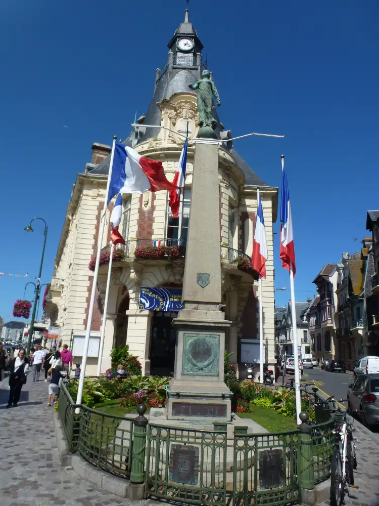 Hotels near Monument aux Morts de 1914-18