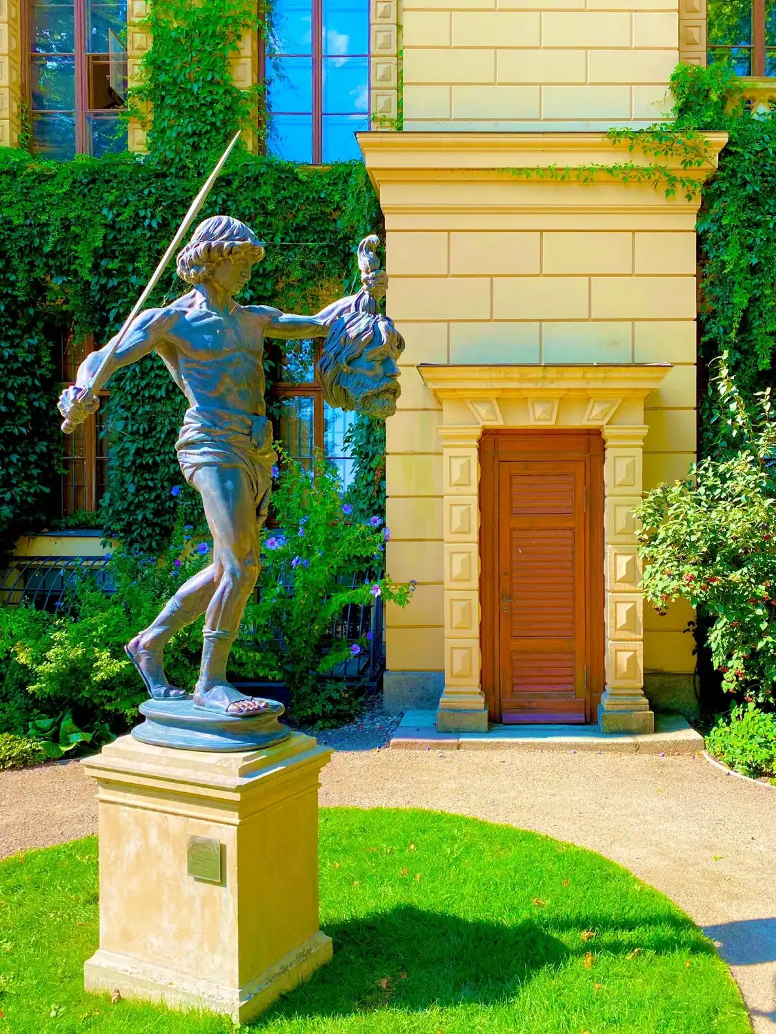 Hotels near Standbild David mit dem Haupte Goliaths
