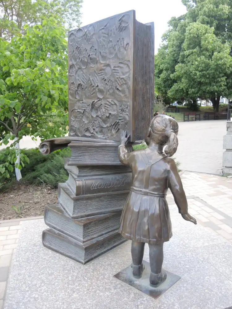 Hotel dekat Young Reader Sculpture