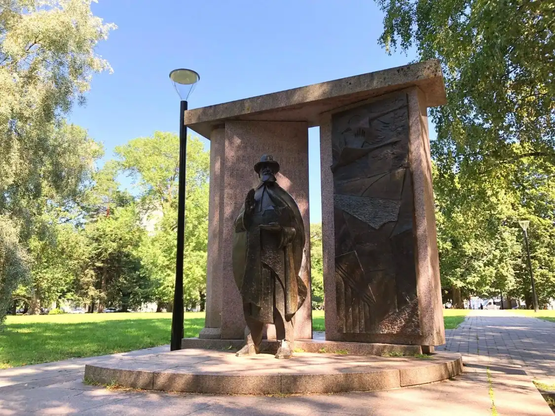 Monument to Hugo Treffner 주변 호텔