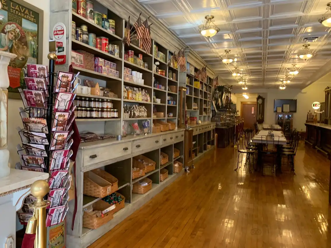 Hotel dekat Zaharakos Ice Cream Parlor and Museum
