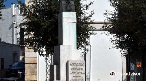 Monumento a Monsignor Domenico Morea