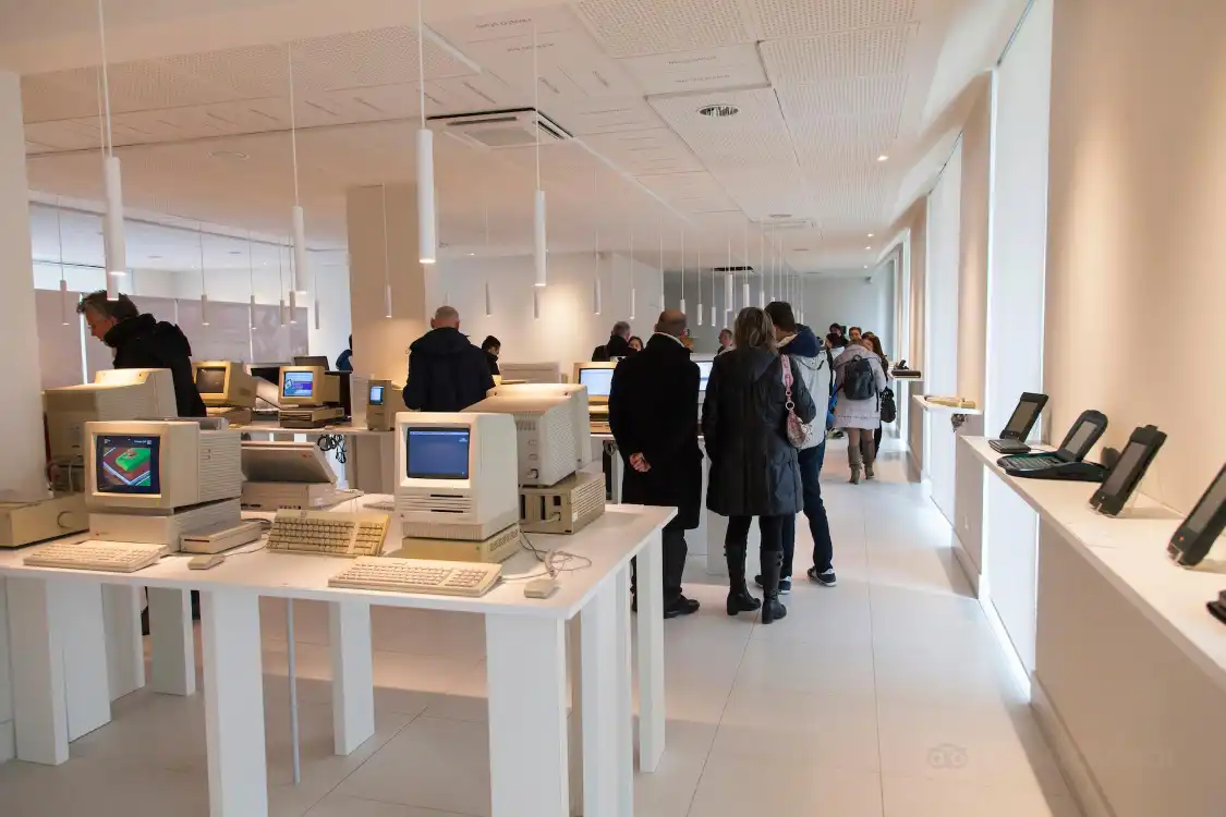 Các khách sạn gần All About Apple Museum