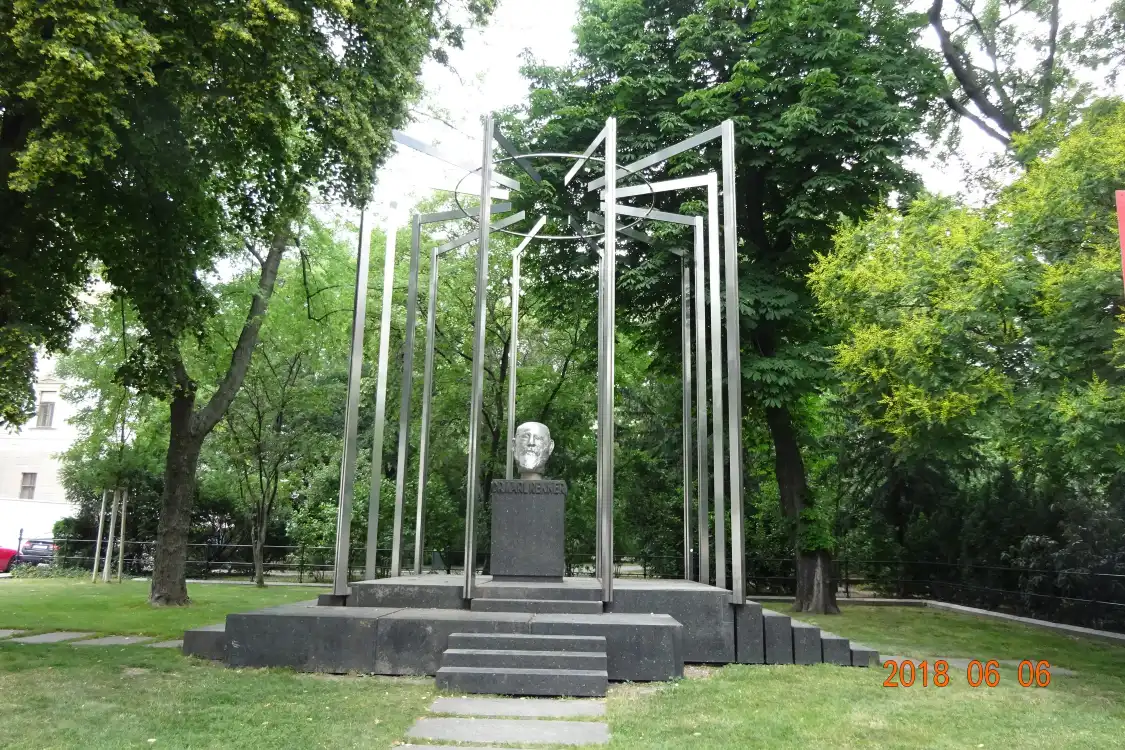Hotels near Monument to Karl Renner