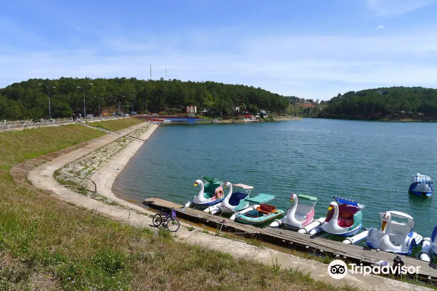 Tuyen Lam Lake