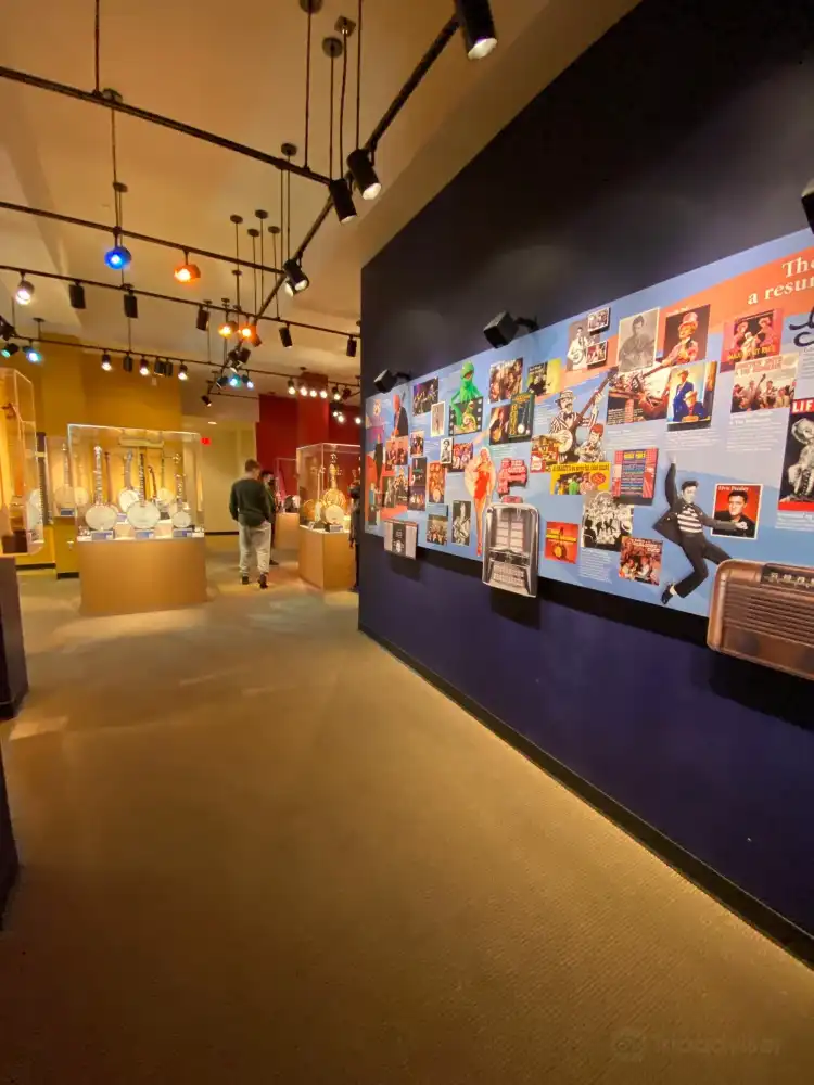 Các khách sạn gần American Banjo Museum