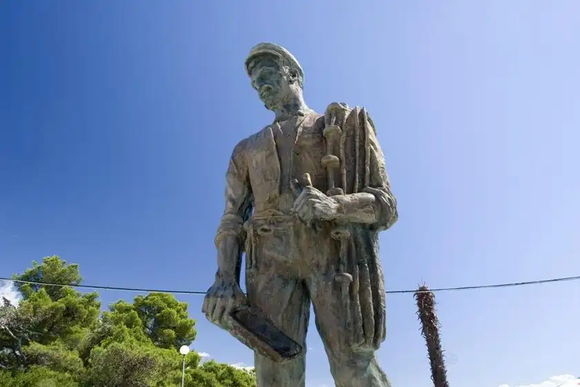 Hotels near The Bronze Fisherman Statue