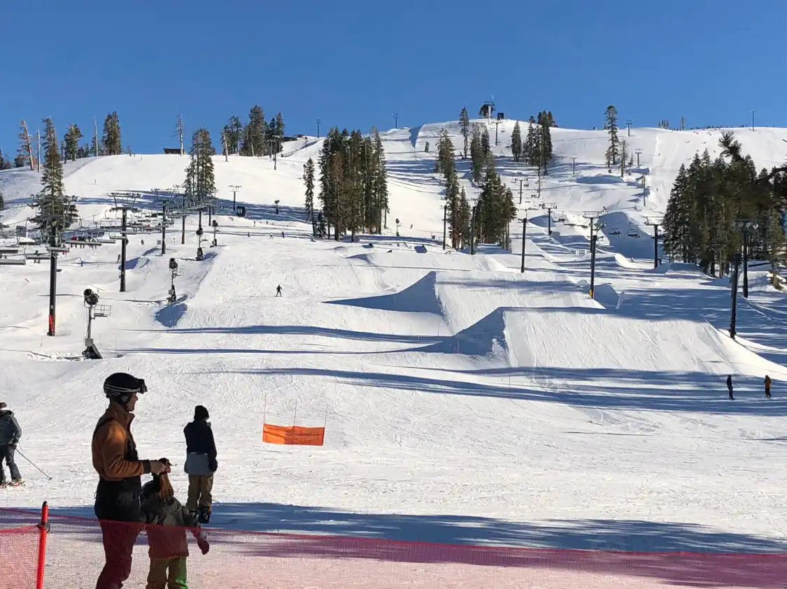 Hotels near Boreal Mountain California