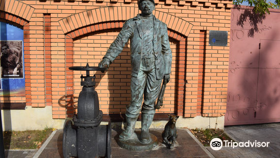 Памятник сантехнику