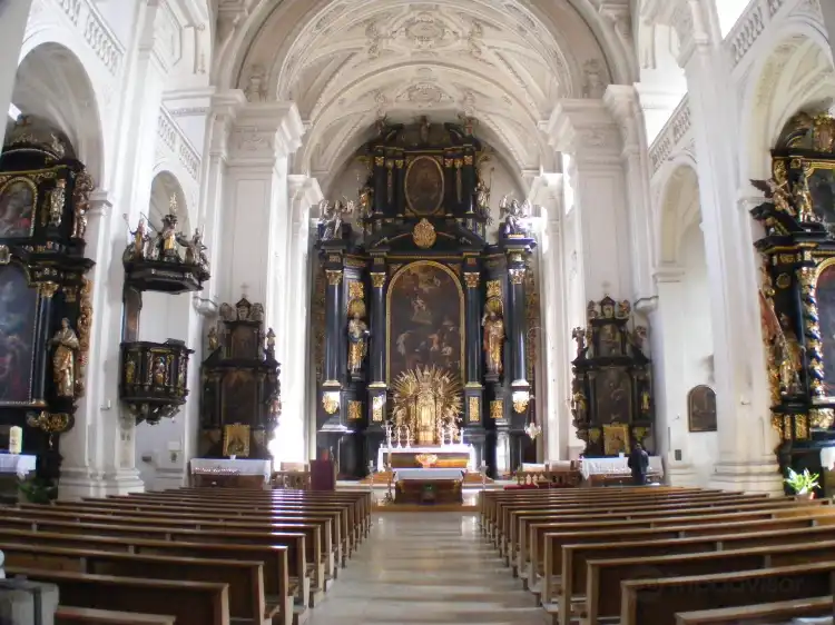 Hotels near St. Paul parish church
